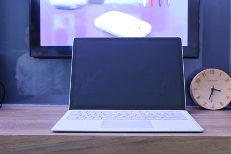 Surface Laptop ( i5/4GB/128GB ) 1